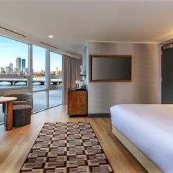 TRS Boston GuestRoom KingSkyline RiverView EastTower Overview