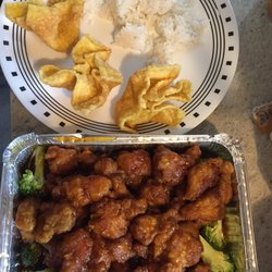 Fu Lin House - General Tso's Chicken, white rice, and some crab ragoon.