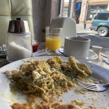 Acropolis - Chilaquiles verdes con pollo - Coffee & Tea Near Me - Zacatecas, ZAC