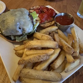 Adamo's - Adamo's Cheeseburger - New American Near Me - Sacramento, California