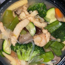 Pan fried noodles sauce, chicken, scallops, and vegetable to go (noodles packed separate)