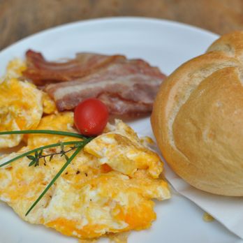 LEO - Rühreier mit knusprigem Speck - Cafes Near Me - Alteglofsheim, BY