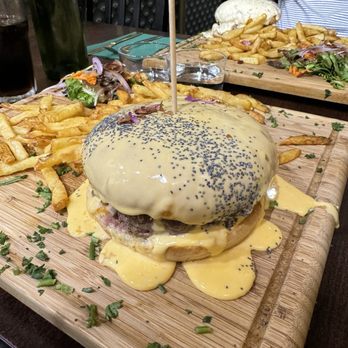 Le Petit Mignon - Cheddar burger - French Near Me - Bordeaux, 33