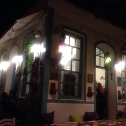 Asmalı Meyhane - Balıklı mezeleri çok başarılı, fener balığı mutlaka kaşarlı yenmeli. Tatlı olarak da dondurmalı tatlı yemeden ayrılmayın.