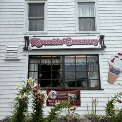 Riverside Creamery - Outside