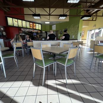 Del Taco - 6/14/24 Interior, seating. - Fast Food Near Me - Reno, Nevada Del Taco - 6/14/24 Interior, seating. - Fast Food Near Me - Reno, Nevada