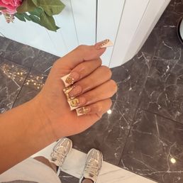 Nail Service.