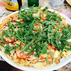 Poffertjeskraam Harlingen - Pannenkoek met spek, salami, ham, kaas, tomaat en een lading rucola. Vult behoorlijk! €13,50