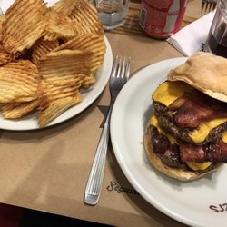 The Embers - Doble carne doble queso doble bacon papas rejilla Coca Cola