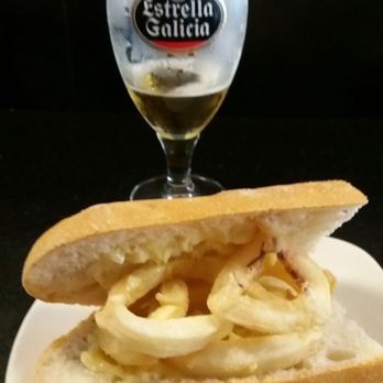 Erajoma - No saqué los cacaos en la foto, pero el montadito de calamares con all i oli está que con solo olerlo alimenta. - Spanish Near Me - Valencia, V