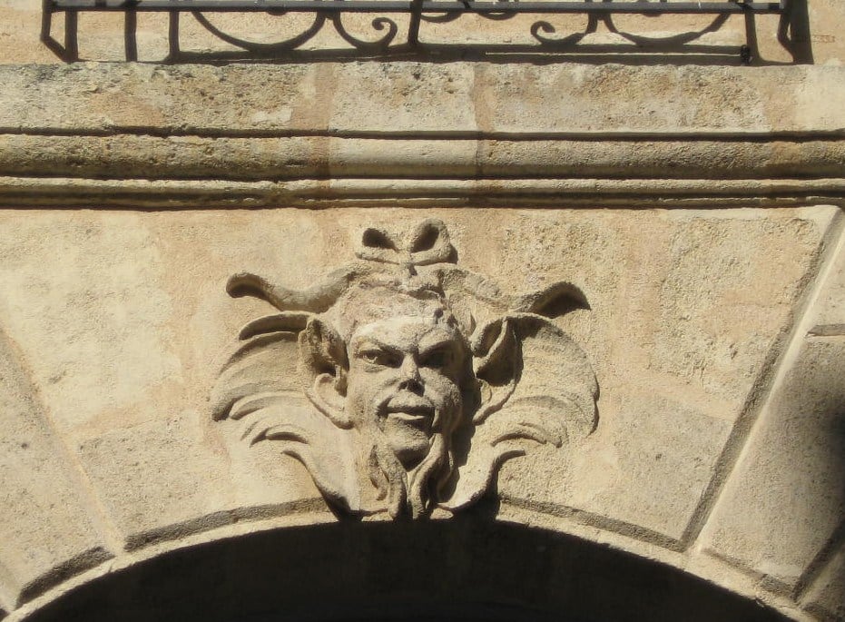 Mascarons et Cariatides