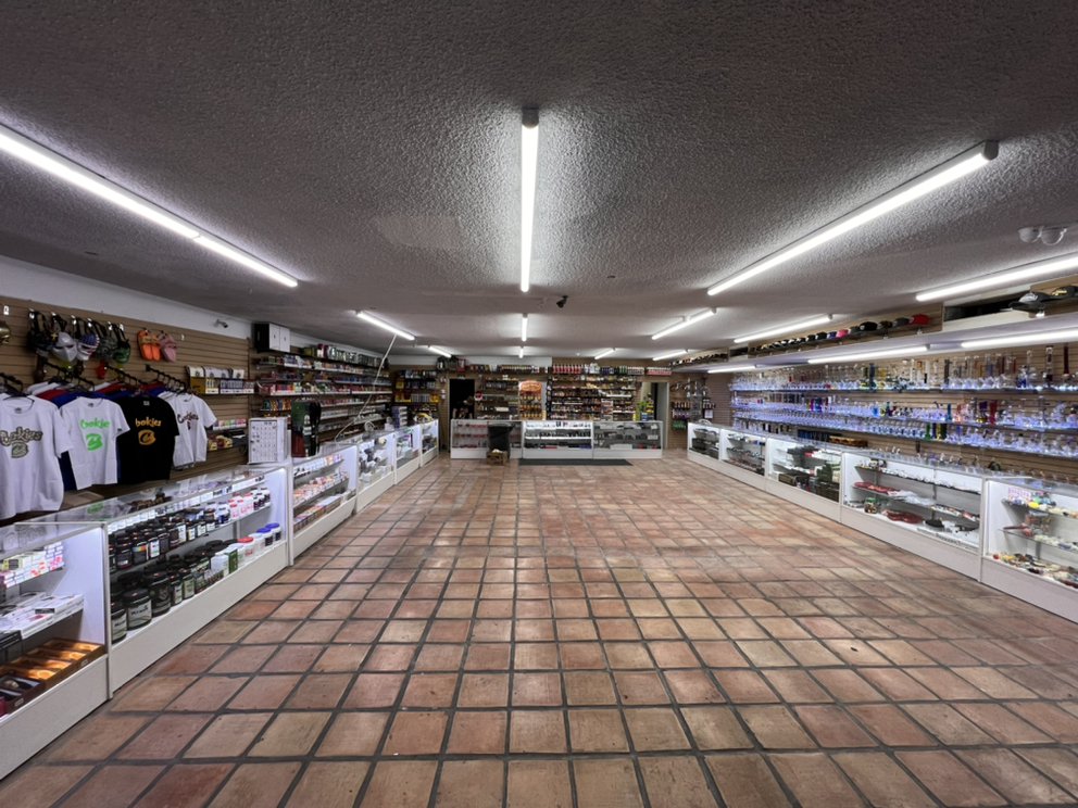 ZONA SMOKE SHOP 24/7 Updated August 2024 27 Photos 1615 N Wilmot