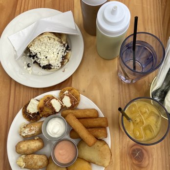 Arepas Cafe - Arepa Pabellón, mini platter, passion fruit drink - Venezuelan Near Me - Astoria, New York
