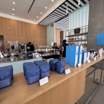 Blue Bottle Coffee - Wolf Point - Interior - Coffee & Tea Near Me - Chicago, Illinois