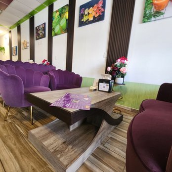Diva's Nectar Bar - purple chairs and a coffee table - Juice Bars & Smoothies Near Me - Miami, Florida