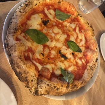 Pummarola - Margherita pizza - Pizza Near Me - Barcelona, B Pummarola - Margherita pizza - Pizza Near Me - Barcelona, B