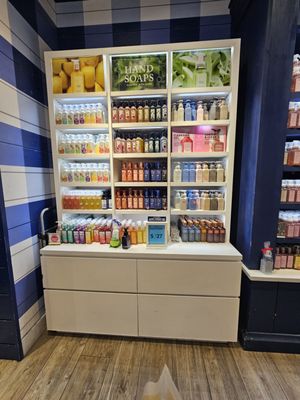 Bath & Body Works by null