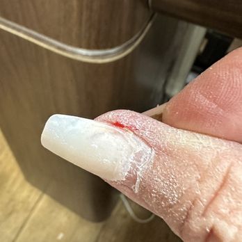 Cute Nails & Spa - Cut the side of my thumb making it bleed - Nail Salons Near Me - Bullhead City, Arizona