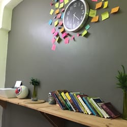 Latour Coworking Coffee - Muro de metas y libros