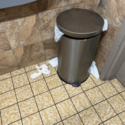 ALDI - Overflowing trashcan in bathroom