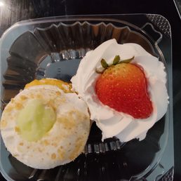Key lime pie cupcake and strawberry shortcake cupcake Key lime pie cupcake and strawberry shortcake cupcake