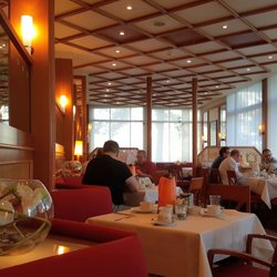 Hotel Mercure Accor - Seating Area in Breakfast Room at Hotel Mercure Bad Homburg