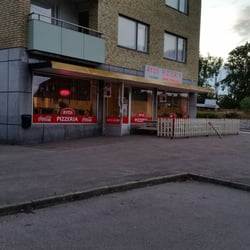 Ryds Pizzeria - Uteserveringen samt entrén