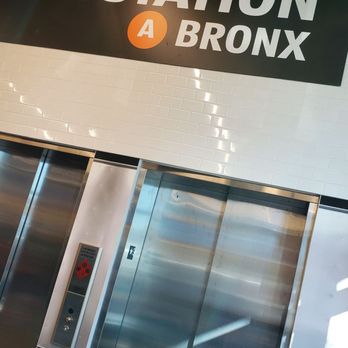 ALDI - the entrance to the station - Grocery Near Me - Bronx, New York