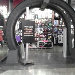 Hot Topic - Hot Topic WILLOWBROOK Mall Upper Level.n