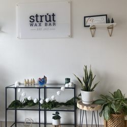 Strut Wax Bar - Waiting area