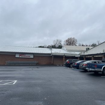 Hall's Super Market - parking lot with cars parked - Grocery Near Me - Colonial Beach, Virginia Hall's Super Market - parking lot with cars parked - Grocery Near Me - Colonial Beach, Virginia