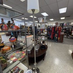 Garret Thrift Shop of John Muir Medical Center - Inside