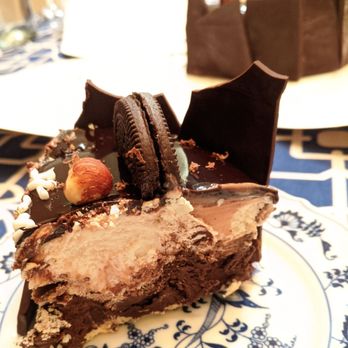 Frost Gelato - An absolutely aces birthday gelato cake: dark chocolate and roasted almond gelato, chocolate hazelnut filling, and vanilla cake. - Gelato Near Me - Tucson, Arizona