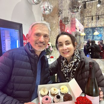 La Cava Cakery - 6 Cupcakes and a bottle of Cava. - Bakeries Near Me - Barcelona, B