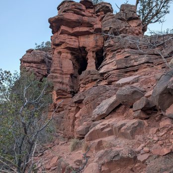 Raven's Cave Trail - ravens cave 5x zoom from creek - Hiking Near Me - Sedona, Arizona Raven's Cave Trail - ravens cave 5x zoom from creek - Hiking Near Me - Sedona, Arizona