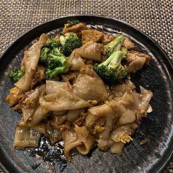 Twisted Noodles - P4. Pad See Ew!! Best wide rice noodles in Chapel Hill!!! - Thai Near Me - Chapel Hill, North Carolina
