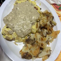 Omelet with gravy and potatoes