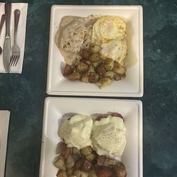 Egghead's Restaurant - Eggs Benedict  Biscuits and gravy - Breakfast & Brunch Near Me - Fort Bragg, California