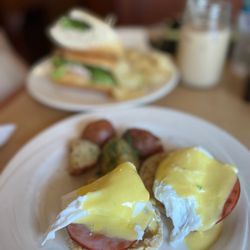 Cafe Demetrio - Eggs Benedict