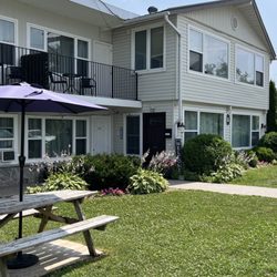 Lakeside Inn - Front entrance