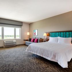Hampton Inn & Suites by Hilton Edmonton St. Albert - Guest room