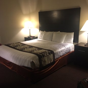 Thunderbird Lodge - Updated furniture and bedding - Hotels Near Me - Redding, California