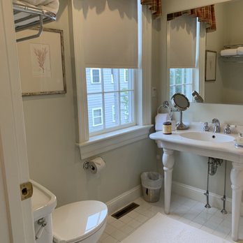 Compass Rose Inn - Full bath - Hotels Near Me - Newburyport, Massachusetts Compass Rose Inn - Full bath - Hotels Near Me - Newburyport, Massachusetts