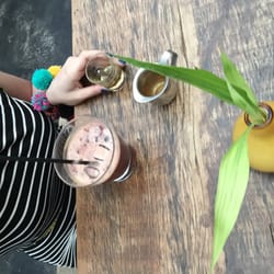 Sofá Café - Café gelado que acompanha mel com especiarias. Confesso que comi o mel que sobrou e depois ainda peguei o das amigas !