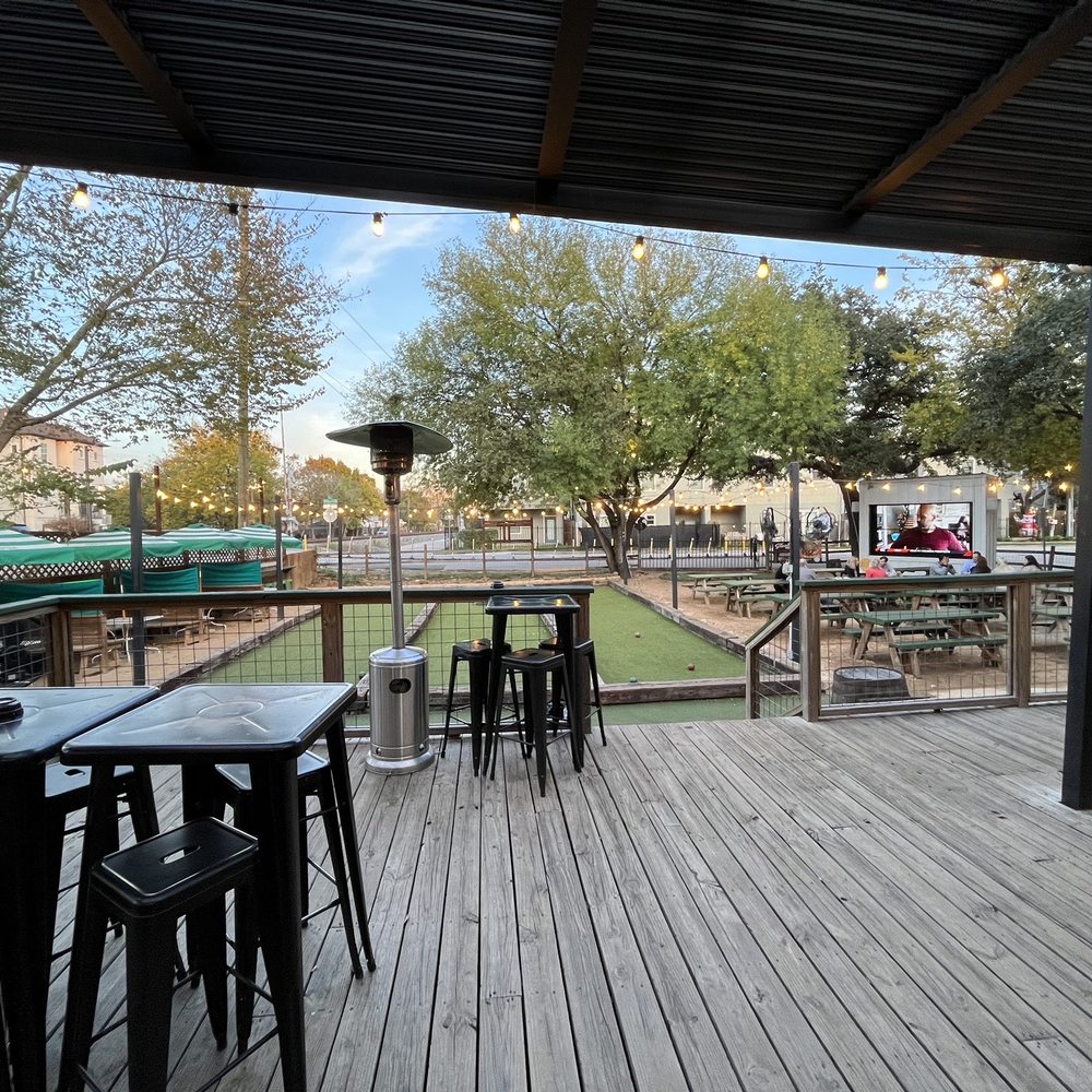 NettBar - Outdoor games and seating - Cocktail Bars Near Me - Houston, Texas