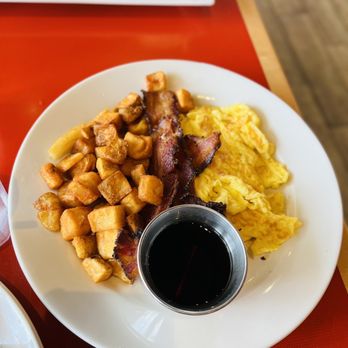 The Egg Bistro - Eggs, peppered Bacon and cubed potatoes - Breakfast & Brunch Near Me - Virginia Beach, Virginia