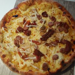 Bocachica - Pizza Bryan: datterino giallo, mozzarella, porcini, salsiccia, pomodori secchi e scaglie di grana