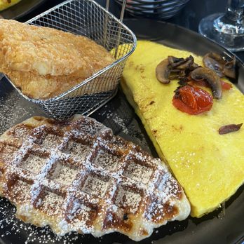 Honey Toast - Mushroom and tomato omelette - Breakfast & Brunch Near Me - Fairborn, Ohio