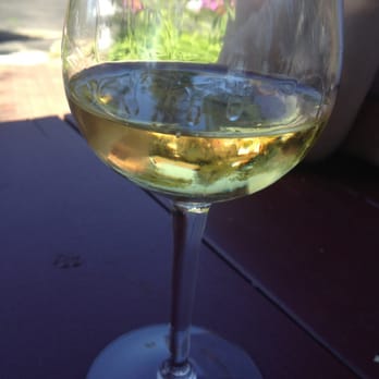 Lynfred Winery - Sparkling Peach Wine - Wine Tasting Room Near Me - Wheeling, Illinois