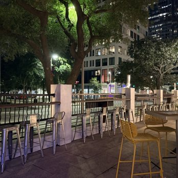 The Whitehall - I love that the garden/patio bar, is in a raised and fenced garden. - Hotels Near Me - Houston, Texas